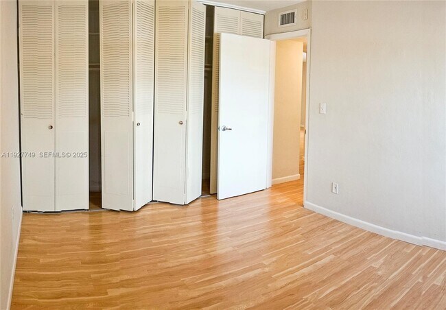 Building Photo - 9651 SW 77th Ave