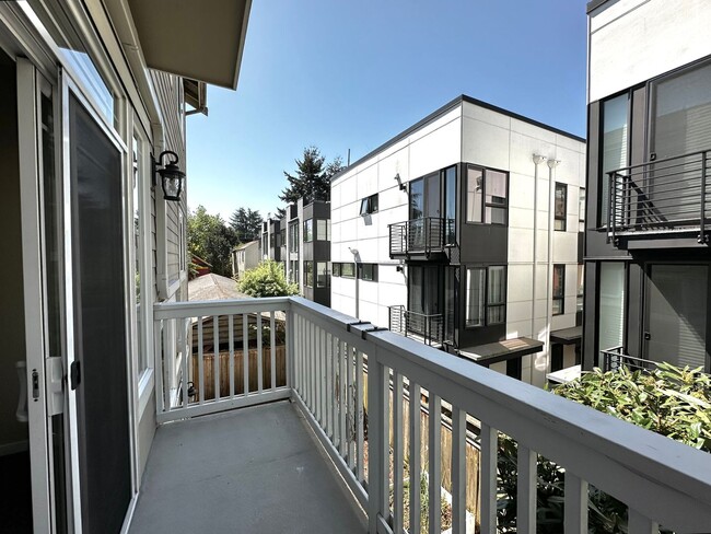 Building Photo - Beautiful, Luminous 2BR | 2.5BA in the Hea...