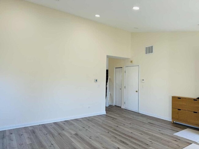 Building Photo - 425 Claire Ave