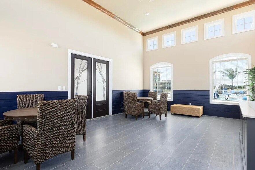 Building Photo - 305 Laredo Dr