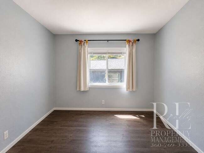 Building Photo - 548 Arnold Ave E