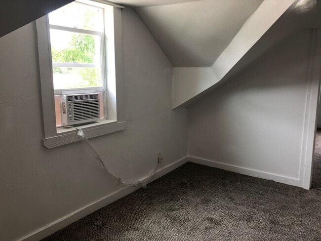 Building Photo - 4 bedroom, 1 bath. Dogs Ok, Remodeled in 2020, Laundry Hookups and Fenced Yard