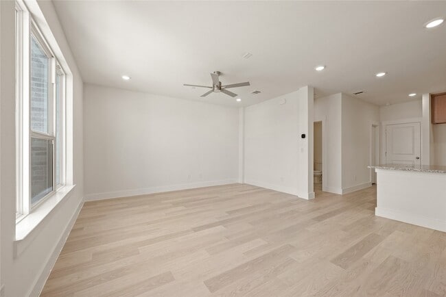 Building Photo - 9613 Dahlia Blvd