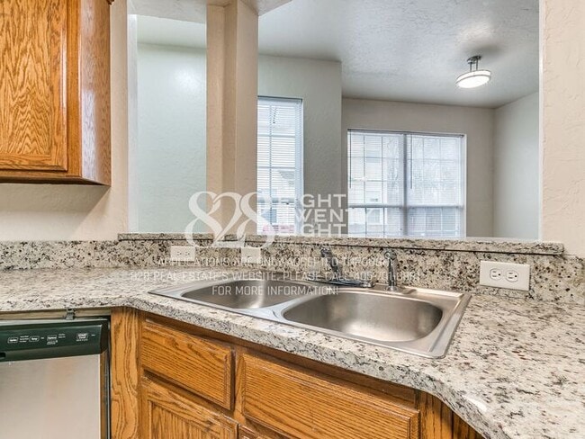 Building Photo - *AVAILABLE NOW!* Spacious 3 Bed/2.5 Bath Duplex Townhome Available in Norman!