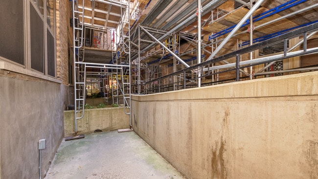 Building Photo - 1500 W Monroe St