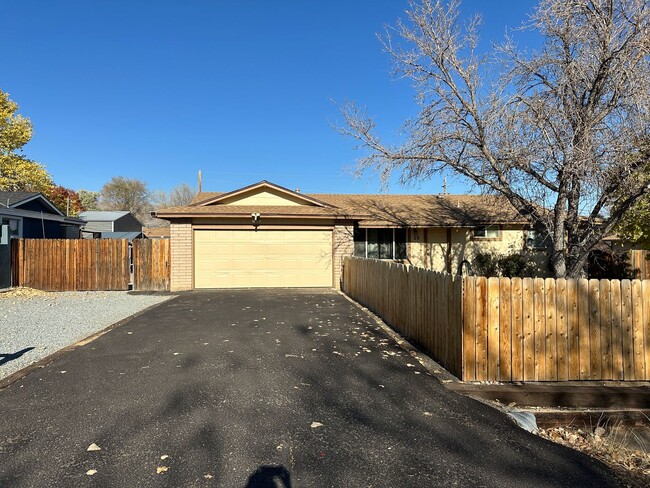 Building Photo - Spacious home with RV parking in Spanish Springs