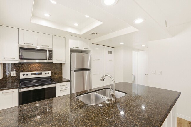 Building Photo - Remodeled 3bd/2.5bath steps from beaches, Racetrack, and Cedros Design district
