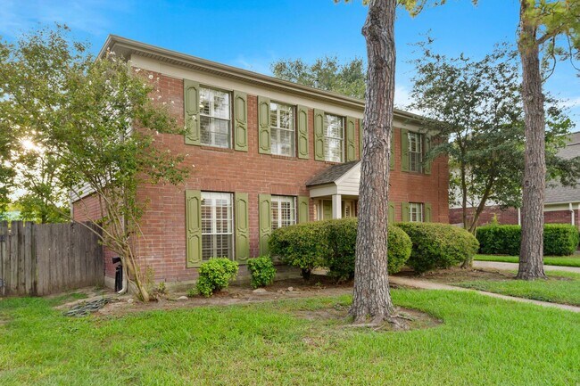 Building Photo - Freshly Painted Beauty with Spacious Outdo...
