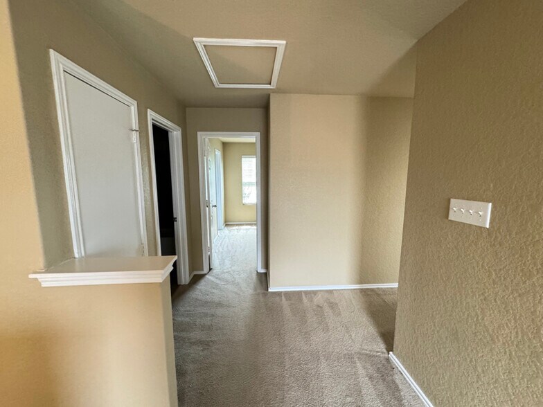 Building Photo - 1411 Dry Eagle