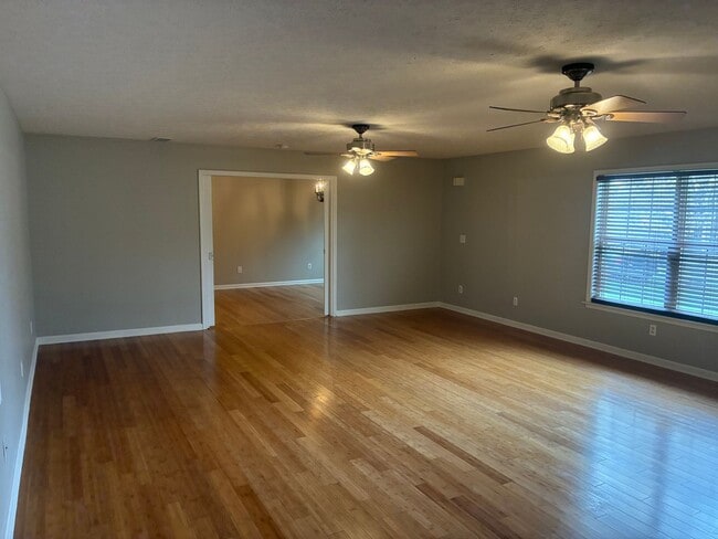 Building Photo - **NEW PRICE**   **New Paint**   **New Carpet**  Ready for YOU!!
