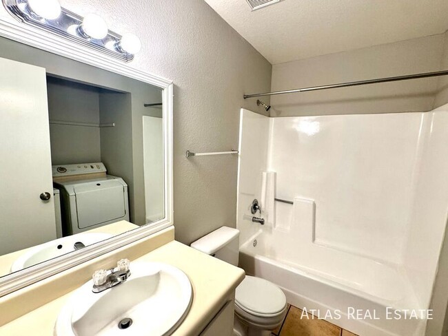 Building Photo - ONE MONTH FREE! Available! 2 bed/ 1 bath A...