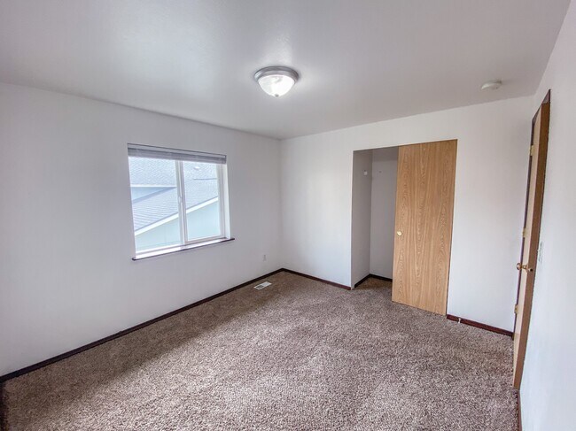 Room 3 - 9010 174th Street Ct E