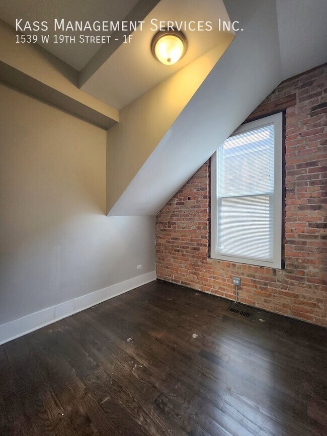 Building Photo - 1539 W 19th St