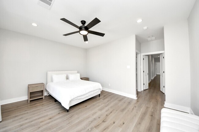 Building Photo - 410 E 41st St