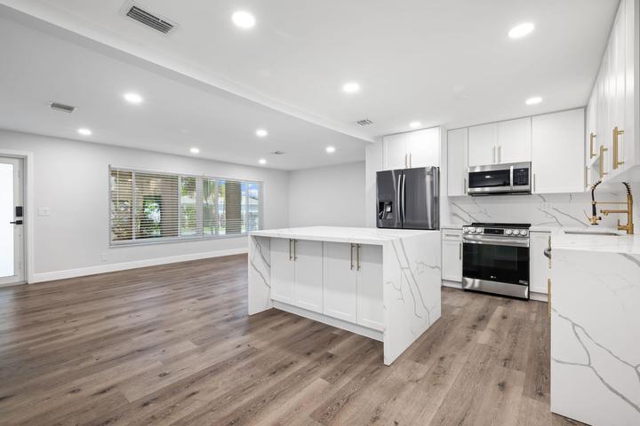 Building Photo - 2298 NE 4th Ave