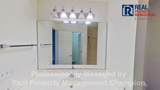 Building Photo - Upper Level Condo in Holton Place w/Community Pool