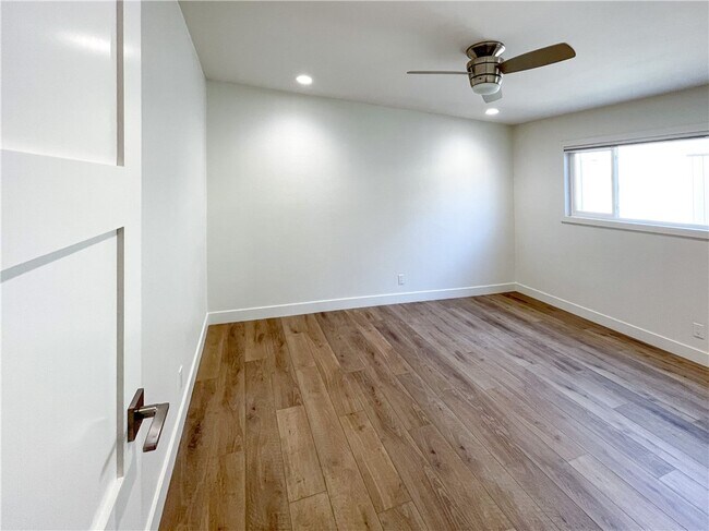 Building Photo - 206 Avenida Victoria