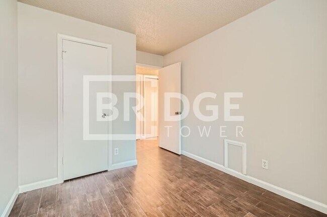 Building Photo - 806 Prairie Creek Dr