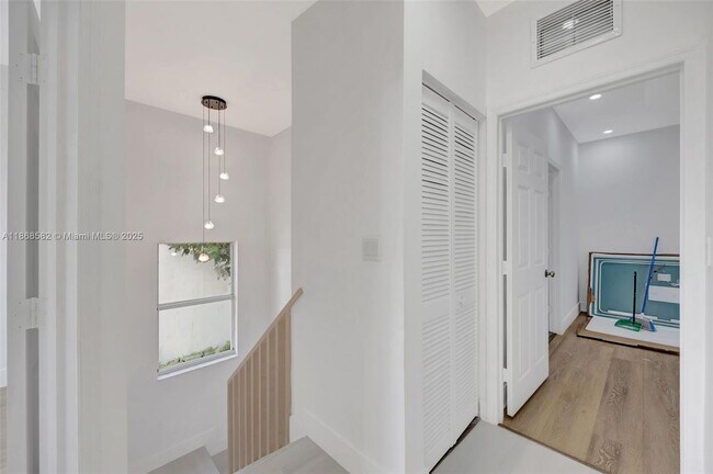 Building Photo - 964 NE 41st Pl