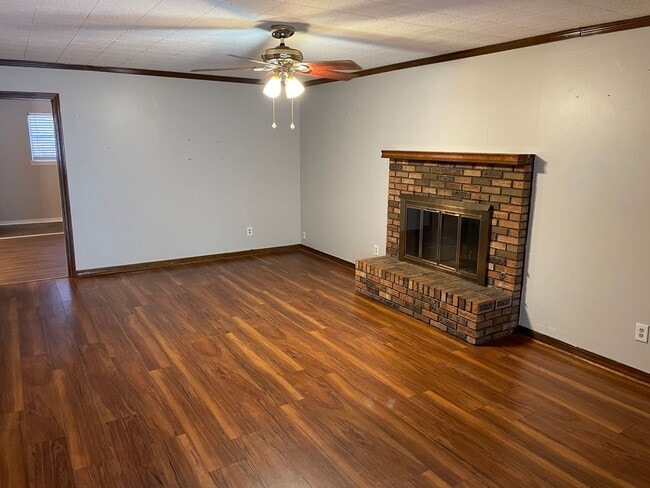 Building Photo - Beautiful 4 Bedroom Southern Hills Home