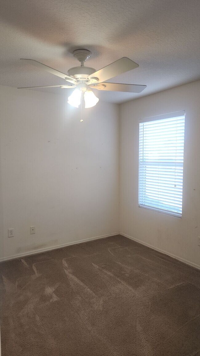 Building Photo - Great 2 Bedroom 1.5 Bath Townhome in Tuscany Village East of SR 16