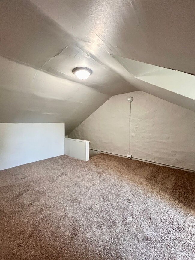 Building Photo - 539 1/2 Green St – 3 Bed, 1 Bath Home in L...