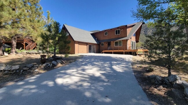Building Photo - 4 Bedroom Mountain Home Close to Town!