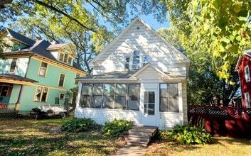 Building Photo - Spacious 2 Bedroom Apartment in Northeast