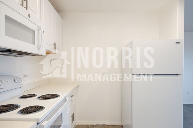 Building Photo - 4020 N Montezuma Dr