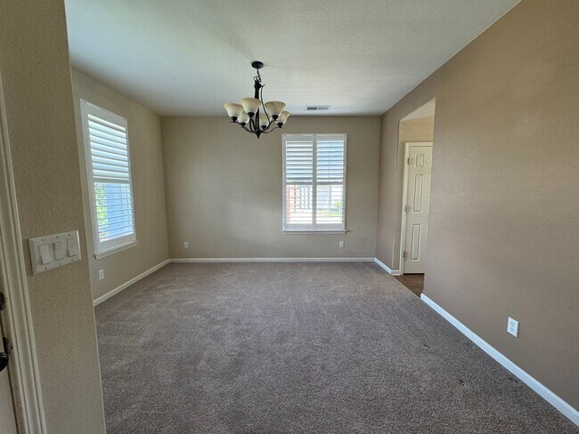 Building Photo - Large Wingfield Springs Home in cul-de-sac...