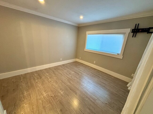 Building Photo - Beautiful 2 BD, 1.5 BA condo w/1 car detached garage for rent in University Heights!