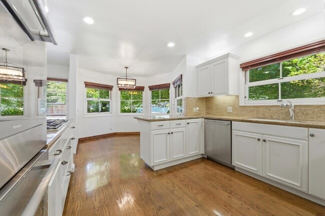 Building Photo - 1825 White Oak Dr