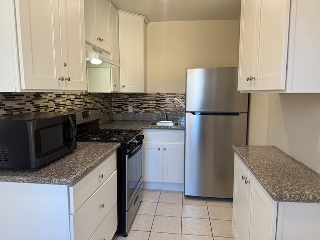 Building Photo - 2BD/1BA PB STYLE COTTAGE! LARGE EXCLUSIVE ...