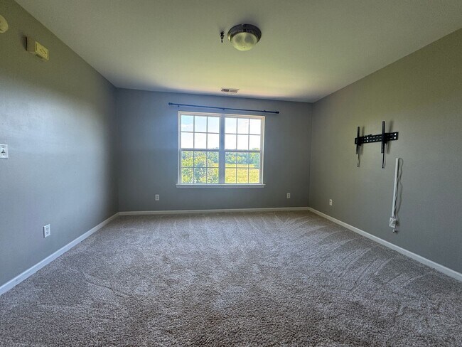 Building Photo - Large 3 bed 2.5 bath home in Murfreesboro with large fenced in yard backed up to green space