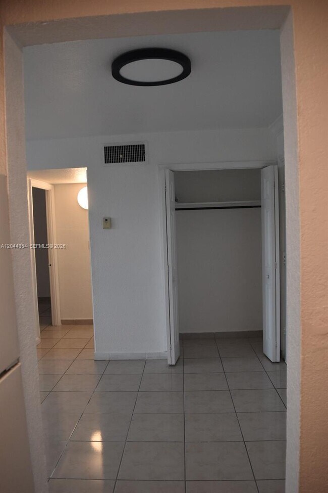 Building Photo - 666 W 81st St