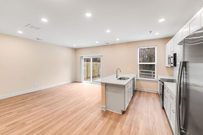 Building Photo - 645 Brookwood St