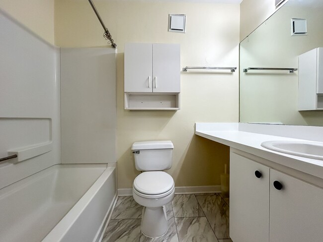 Building Photo - Beautiful Room for Rent in a 4/4 Unit - University Terrace West 511-B