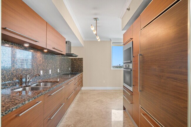 Building Photo - 101 S Fort Lauderdale Beach Blvd