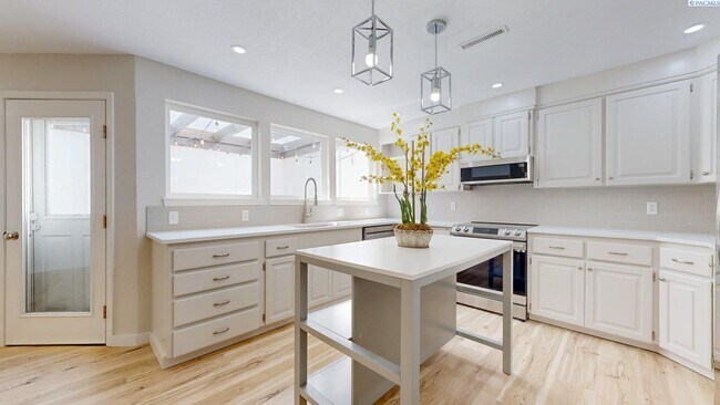 Building Photo - 2 bed, 2 bath townhome in Meadow Springs