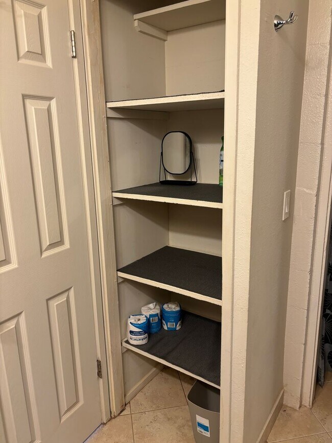 Building Photo - AVAILABLE NOW. Electric included. Furnishe...