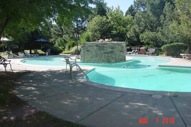 Building Photo - Great location off Leetsdale/Parker and Fl...