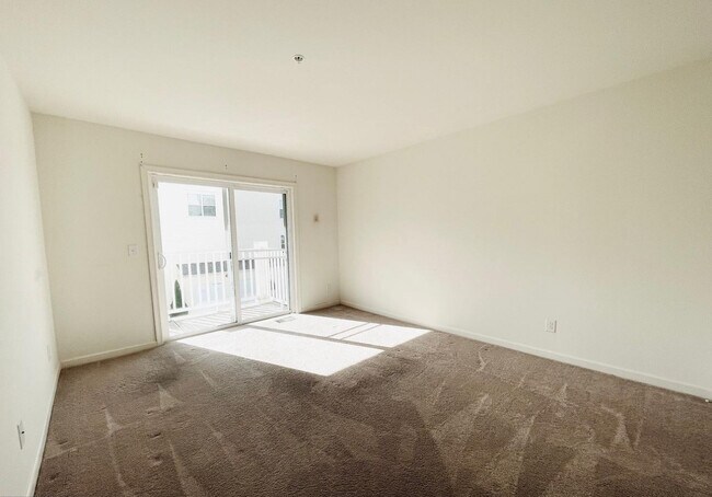 Building Photo - 3017 Chesapeake Dr