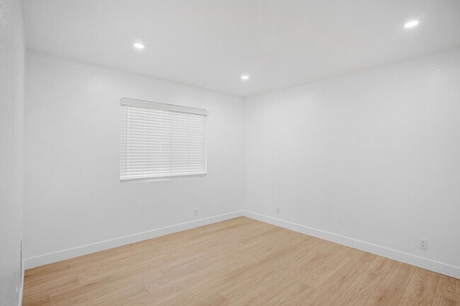 Building Photo - Fully Renovated 2 Bed / 2 Bath Upstairs Unit – Modern Finishes | 2 Parking | Alhambra