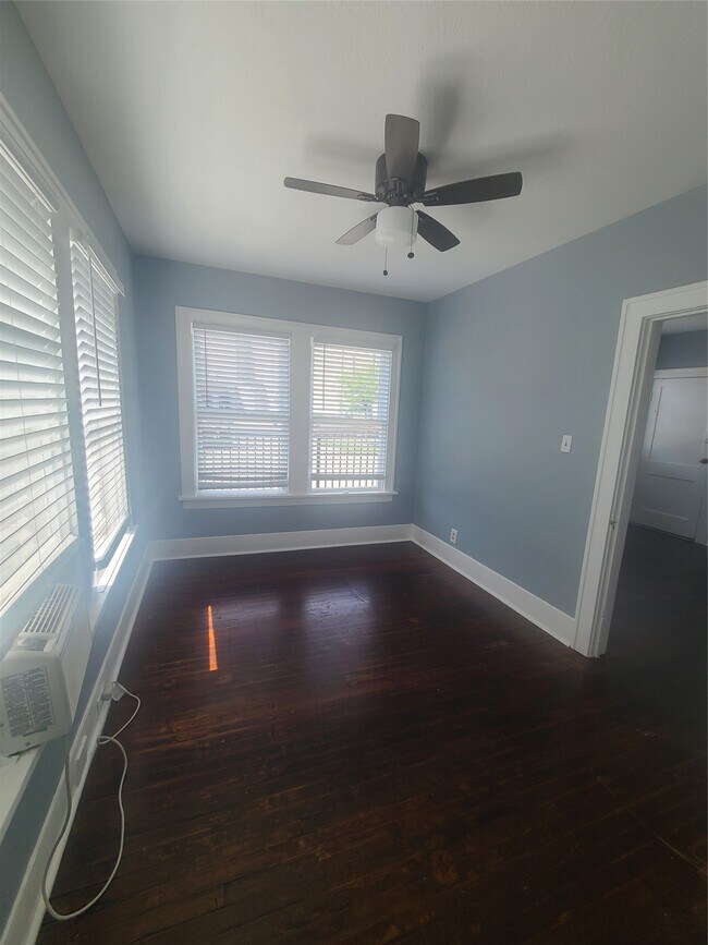 Building Photo - 4414 Woodside St