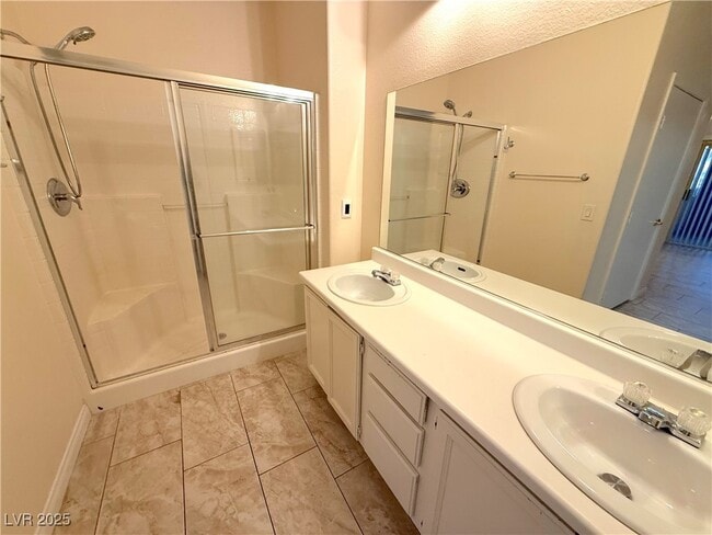 Building Photo - 3400 Cabana Dr