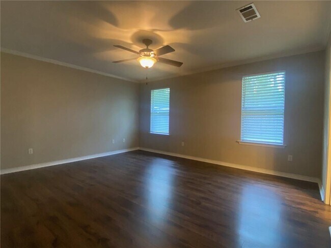 Building Photo - 114 Lazy Creek Dr