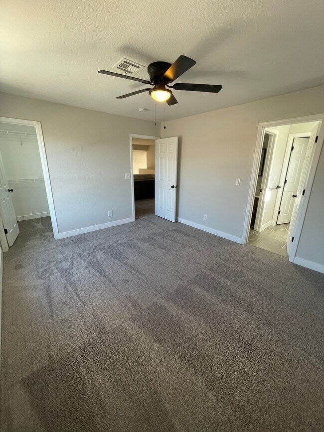 Building Photo - Beautiful 4 bedroom home located in the Shores