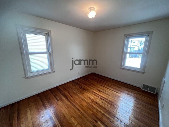 Building Photo - 6227 Traymore Ave