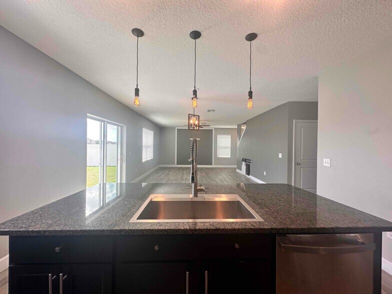 Building Photo - 4441 Lindever Ln