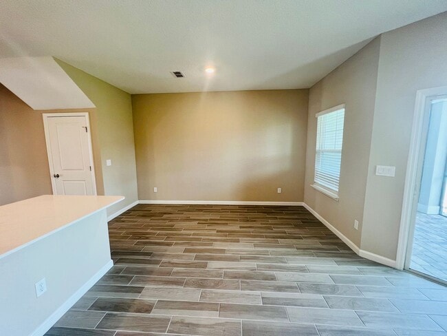 Building Photo - 2 Bedroom 2.5 bath Townhome in Beachwalk!